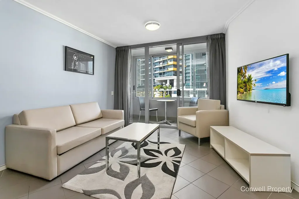 SPACIOUS FURNISHED APARTMENT IN LIFESTYLE LOCATION