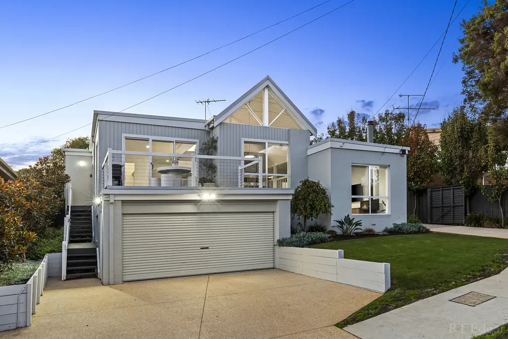 Ocean Grove 3침실 Fresh Coastal Renovation With Sea Views