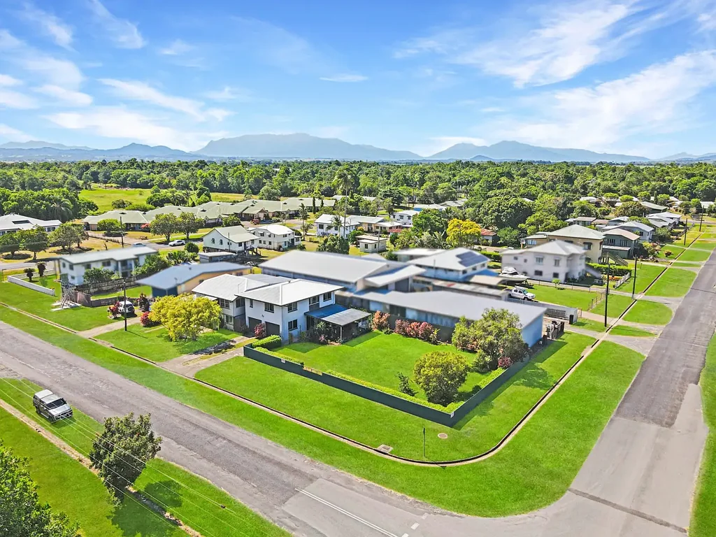 Innisfail 8房  Rare, Spacious & Packed with Potential – A True Family Haven