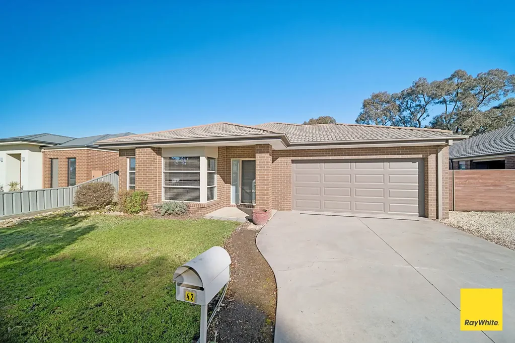 Comfortable Living in a Convenient Golden Square Location
