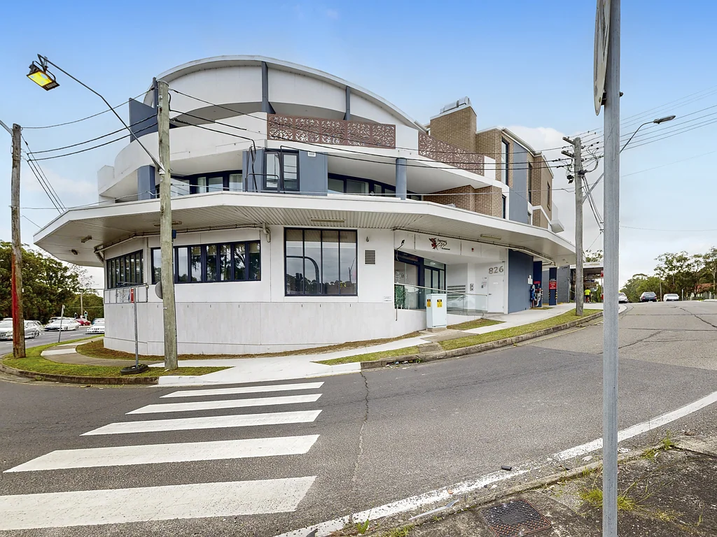 Spacious 1 bedroom Unit with Courtyard (On Hold Unit Further Notice)