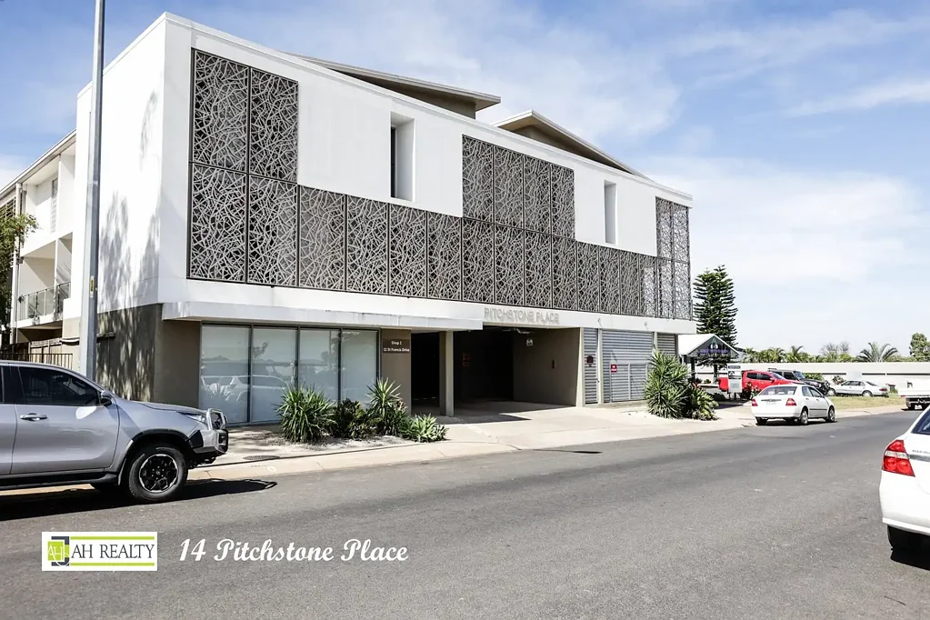 EXECUTIVE STYLE 3-BEDROOM, 2-BATHROOM APARTMENT  LOW MAINTENANCE IN CENTRE OF TOWN