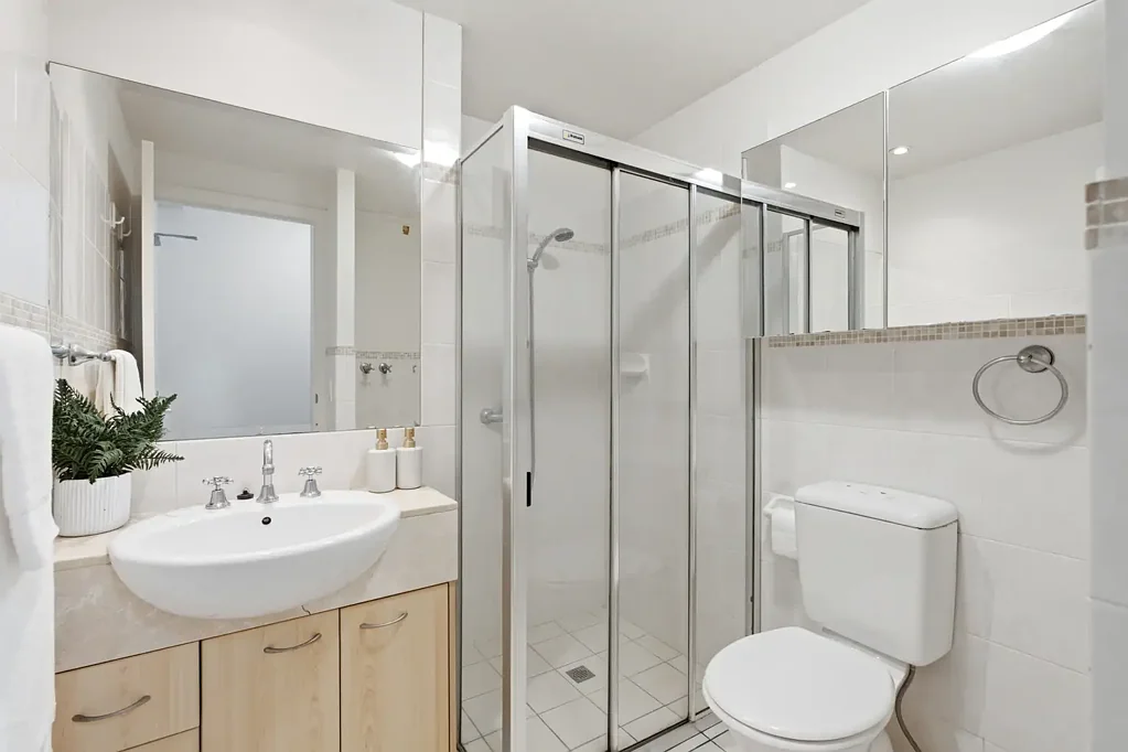 Broadbeach 2chambre Some units make you compromise on space. This one doesn't.