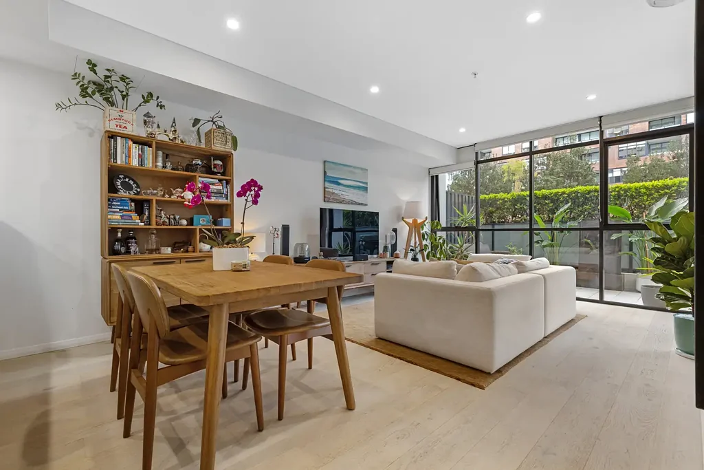 Kirrawee 2房 带宽敞露台的便利公寓生活 Convenient Apartment Living with Expansive Terrace