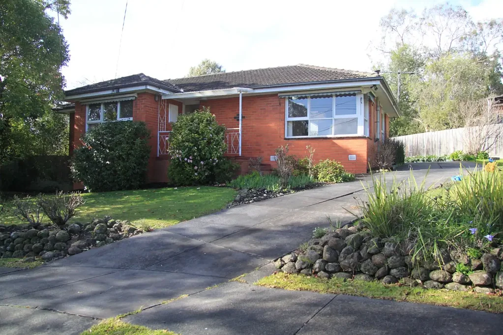 Mooroolbark 3 Slaapkamer Investing landholding or develope, this existing 3 Bedroom house with approved 4 Townhouses Plans & Permitted , Walking distance to all amenities.