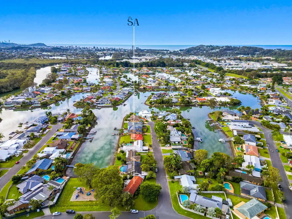 Currumbin Waters 4Kwarto Renovate, Rebuild or Reimagine – Prime Corner Block with Water View Potential