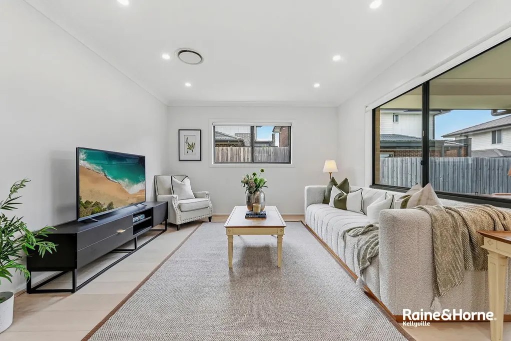 Schofields 4 Slaapkamer Beautifully Renovated Family Home Offering Space, Comfort & Convenience