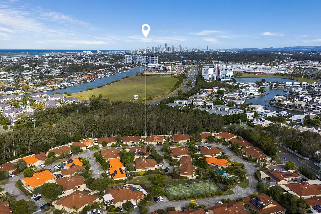 Runaway Bay 3房  Tranquil Single-Level Townhouse In Boutique Complex