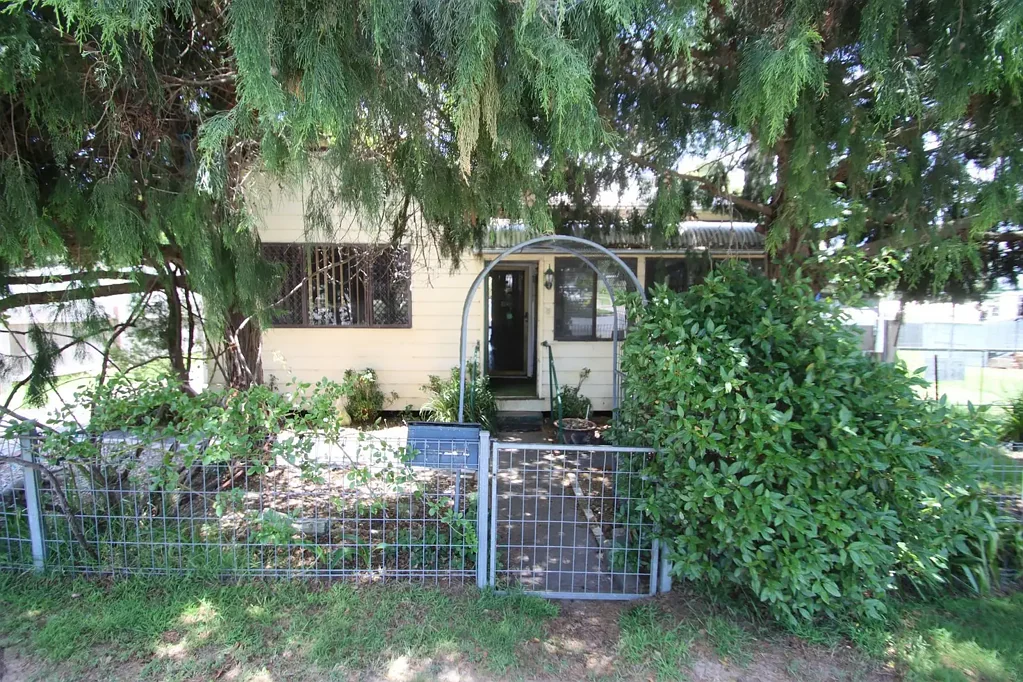 Tenterfield 3બેડરૂમ Home on a great block..