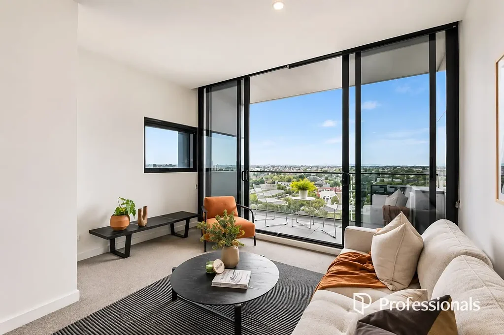 St Kilda 2房 St Kilda中心地标 9楼壮丽海景 落地窗采光充沛 开放式生活区 安全独立车位 现代精装厨房 住户共享露台 城市海滨便捷生活 Buy One or Buy Both – A Rare Opportunity with Spectacular Bay & City Views