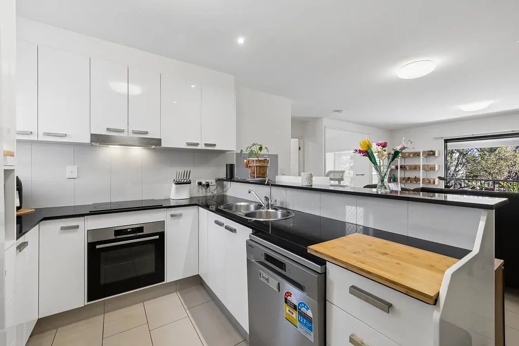 Zillmere 2कमरा Stylish, Energy-Efficient Living with Extensive Upgrades in a Prime Zillmere Location