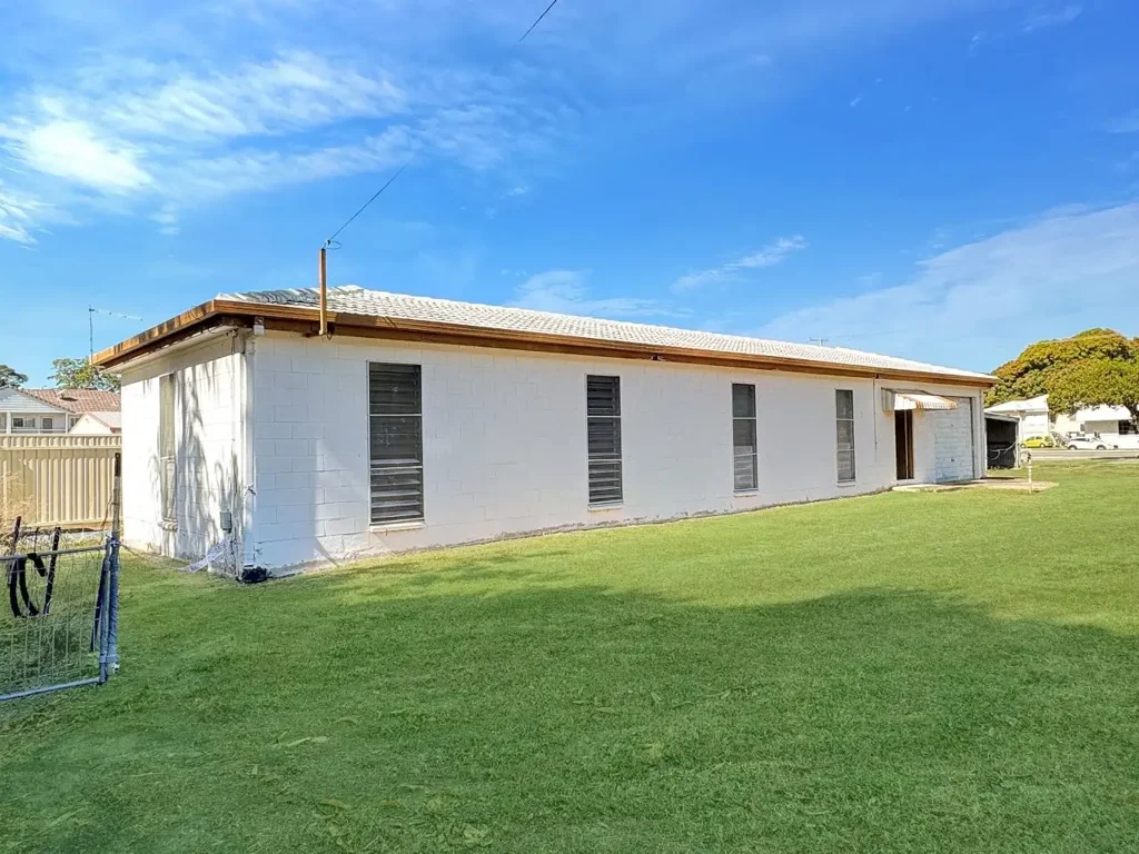 Rosslea 2બેડરૂમ Modest Masonry Block Home in Very Convenient Location