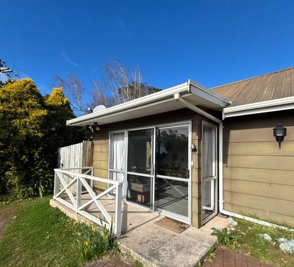 Sunny, Standalone 2-Bed Beauty – Private Fence...
