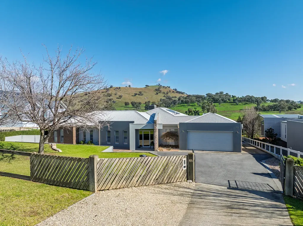 Wodonga 4ਬੈੱਡਰੂਮ Architecturally Designed Luxury in a Prestigious Estate