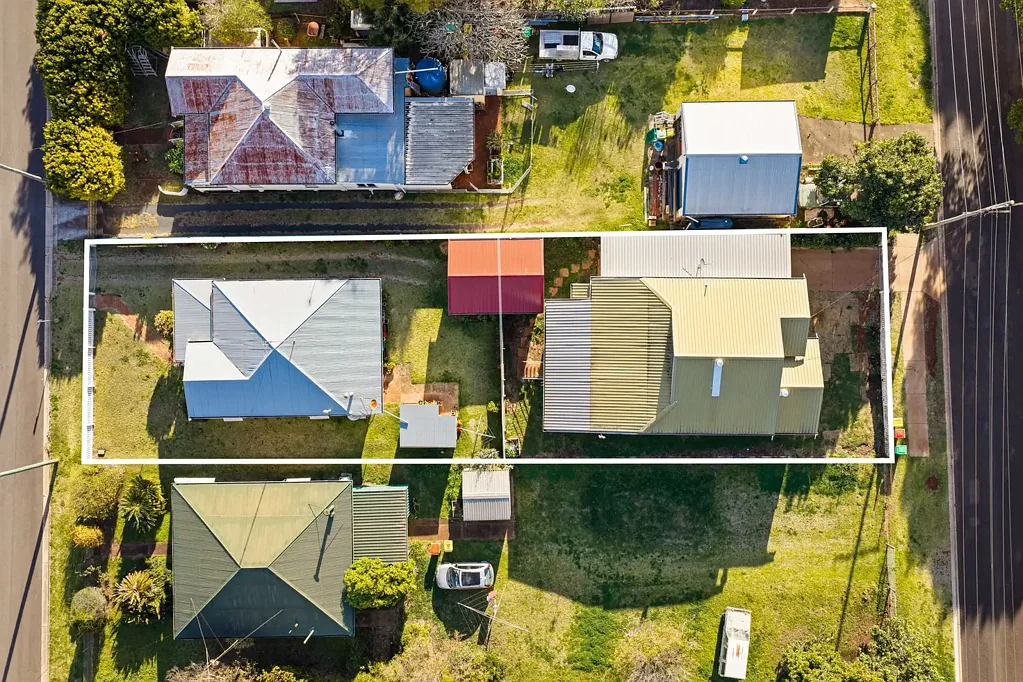Harlaxton 5房 两套住宅，两条街道出入，多种可能性 Two Residences, Two-Street Access, Multiple Possibilities