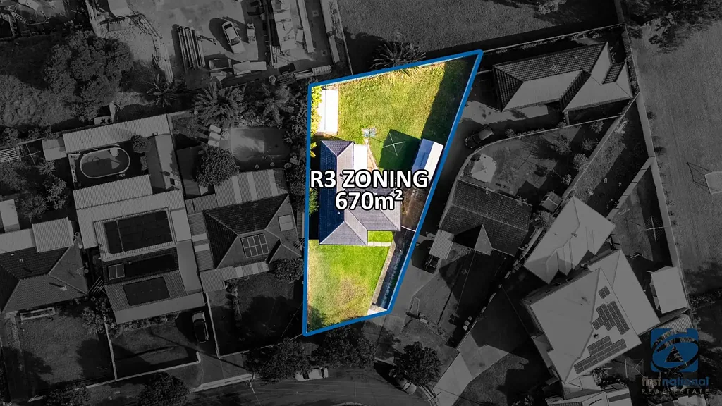 Lurnea 4房 宽敞670平地块 4卧家庭住宅 隔代住房潜力 现代翻新厨房 独立客餐区 步行便利设施 Outstanding Family Home with Granny Flat & Duplex Potential on Approx. 670sqm