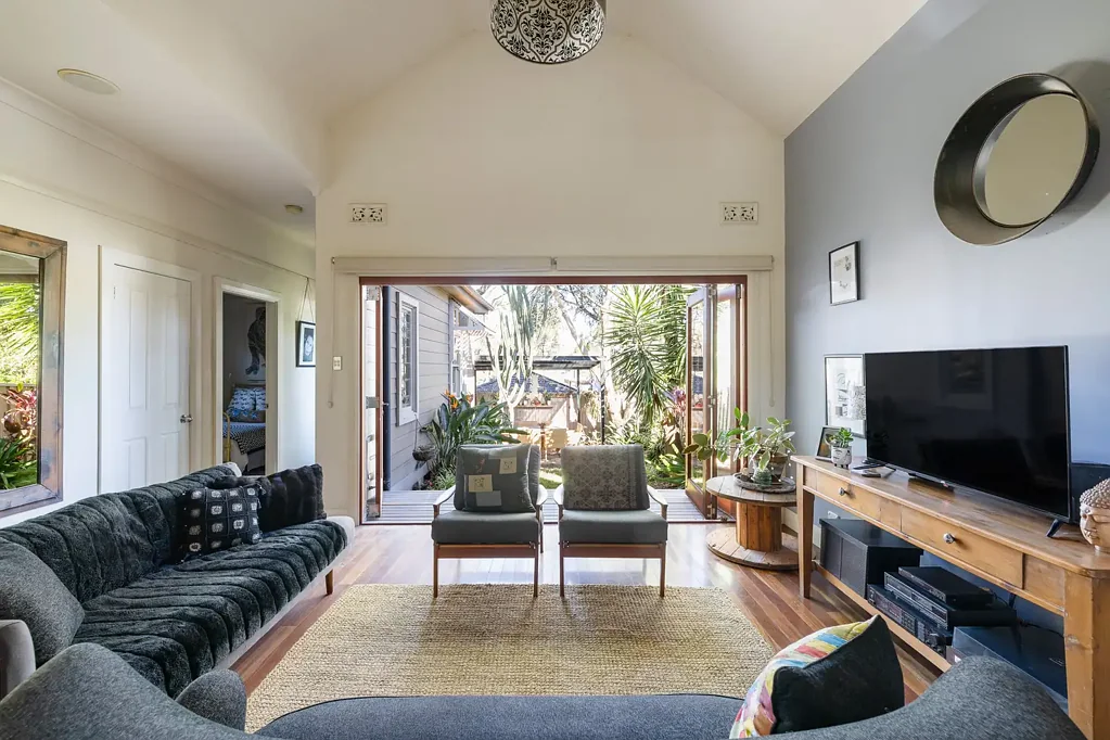 Tempe 3房 独立式特色住宅，魅力永恒 Freestanding character home with timeless appeal