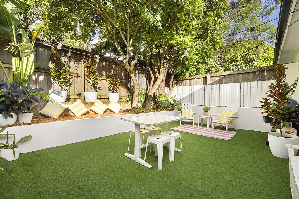 Bondi Junction 2房 爱德华时代经典 保留高天花板 抛光Kauri地板 获批DA增二层 私密庭院花园 邻近Queens Park 阳光充足客厅 A Sun-Filled Semi With A DA-Approved Upside
