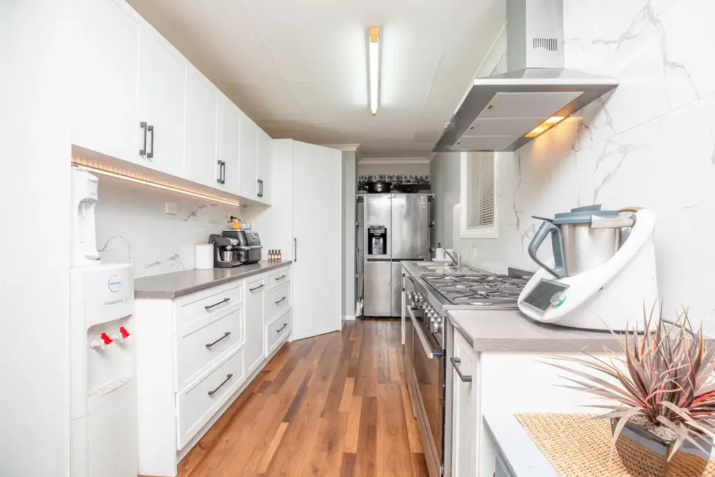 South Hedland 3બેડરૂમ SOLID BRICK, UPDATED INTERIORS, SOLAR & A MASSIVE 851SQM BLOCK!