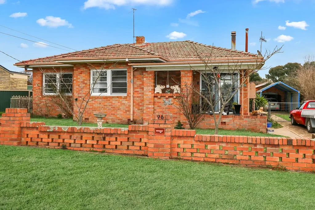 Glen Innes 2 Bedroom BRICK HOME ON LARGE BLOCK