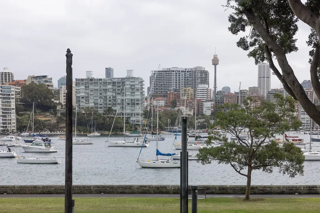 Darling Point 2房  Park-front apartment / harbour views / lock-up garage / potential