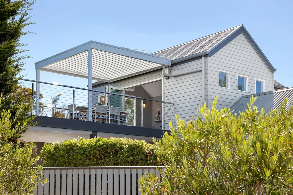 Point Lonsdale 3 Bedroom Coastal Haven with Breathtaking Lake Views