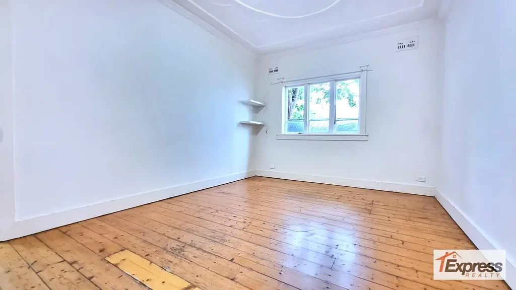ONE BEDROOM PLUS SUNROOM UNIT IN PRIME LOCATION