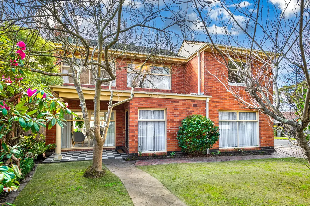Mont Albert 4ਬੈੱਡਰੂਮ A corner stunner with living versatility and incredible street frontage