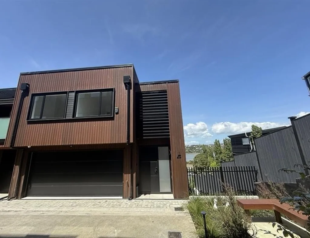 Brand-new large townhouse with a view
