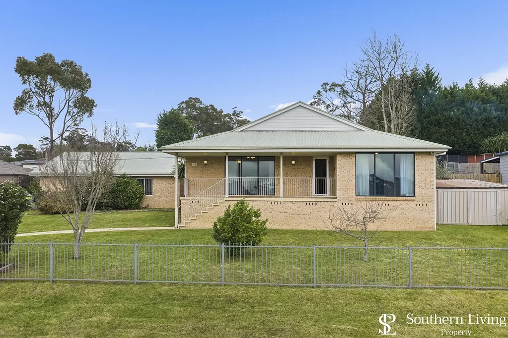 Hill Top 3房  Spacious Hill Top Family Living with Exceptional Garaging, Solar Efficiency & Lifestyle Features