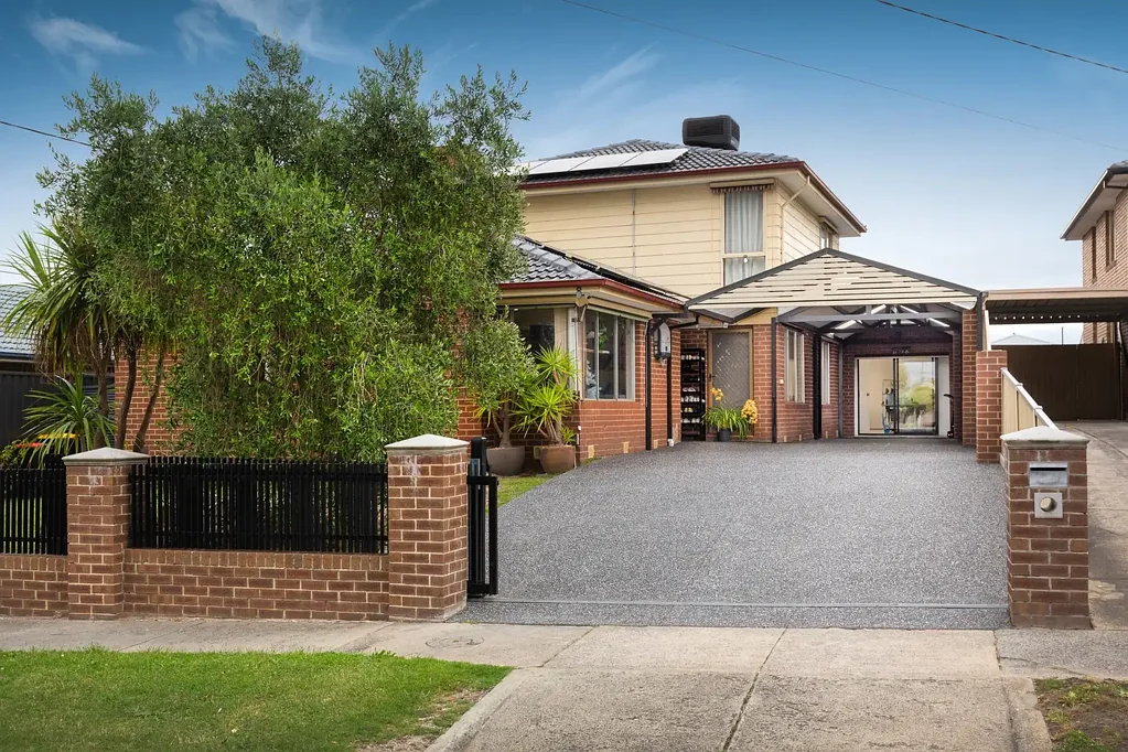 Dandenong North 5कमरा PLENTY OF SPACE FOR THE WHOLE TRIBE!