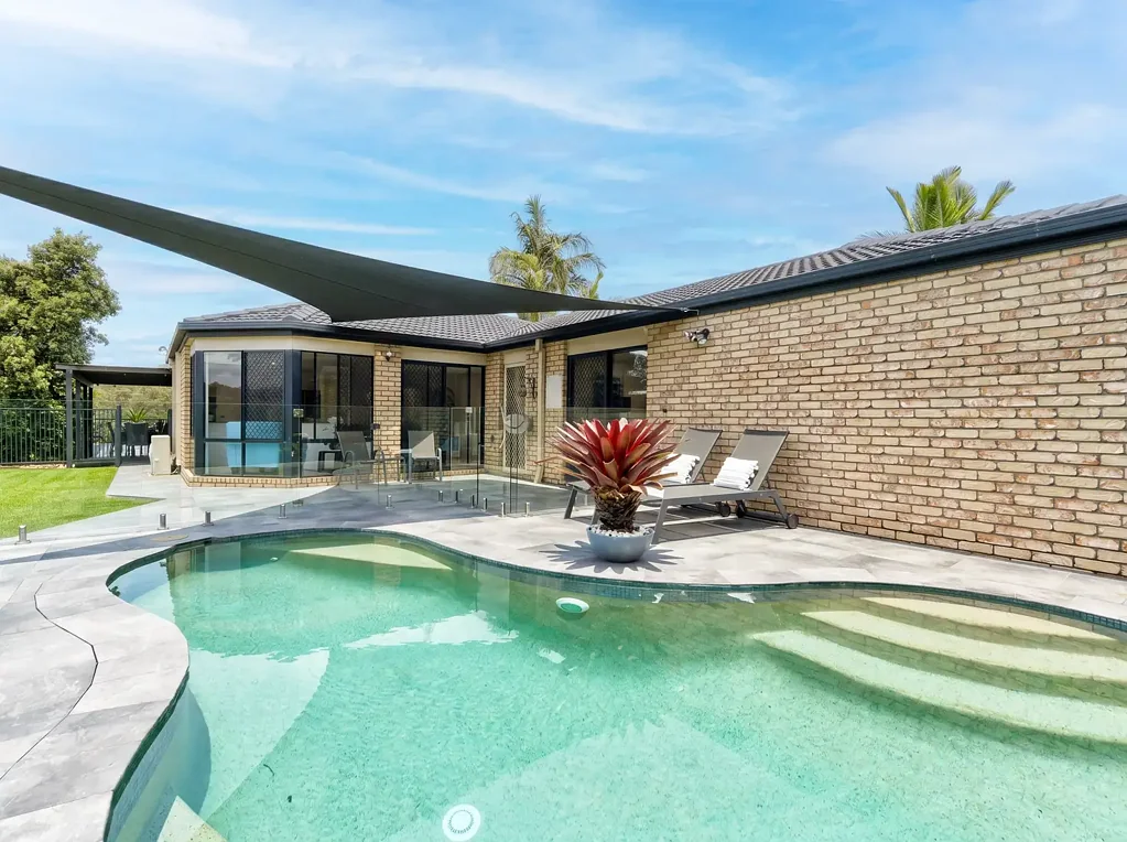 Burleigh Heads 4房  THE HOUSE AT THE TOP OF THE HILL WITH 3 LIVING AREAS - OH YEAH!!!