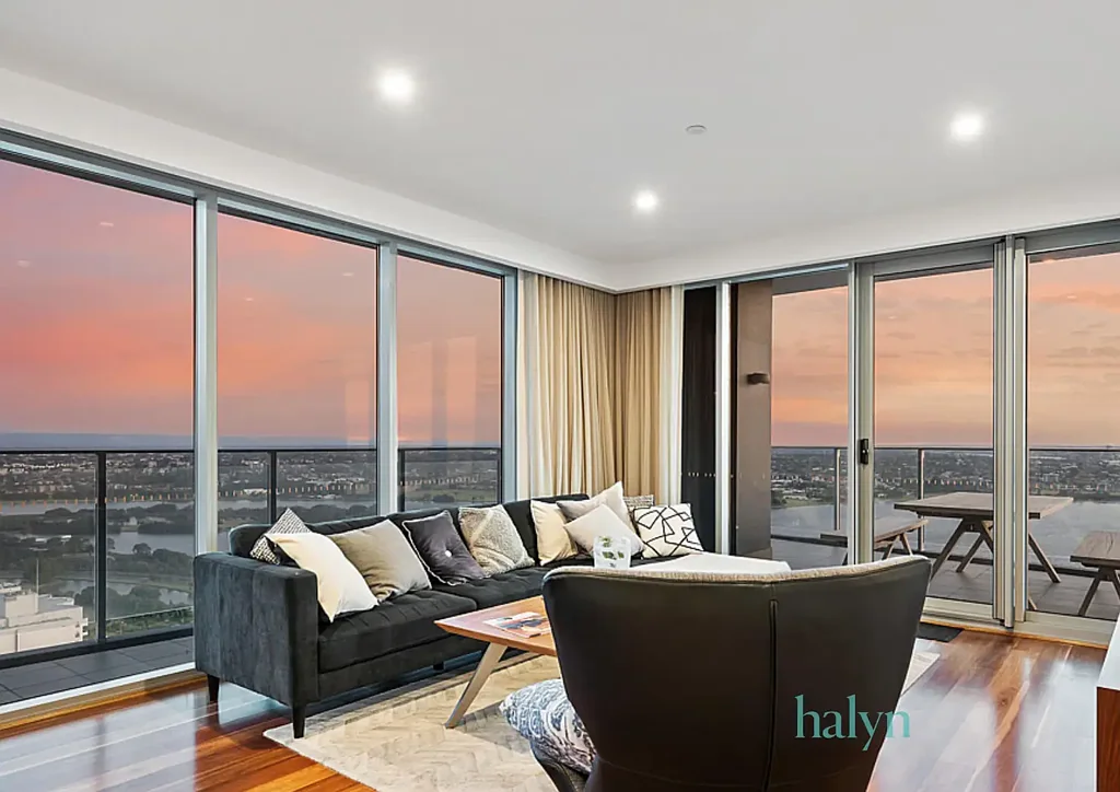 Fully Furnished and Equipped Sub Penthouse! Incredible views!