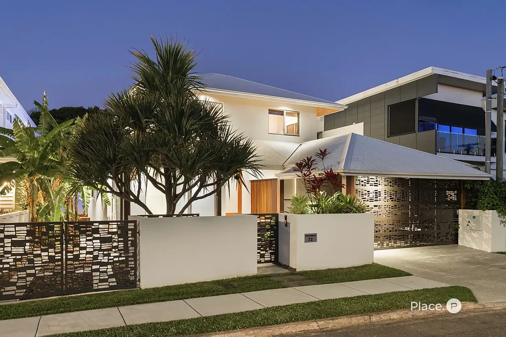 Bulimba 5房 成熟热带景观 私密港湾设计 室内外无缝连接 度假村风格娱乐区 高端欧洲电器套件 11.5米泳道泳池 温馨木地板 主卧步入式衣帽间 太阳能发电 两车位车库 Contemporary Noosa Beach House in Heart of Bulimba