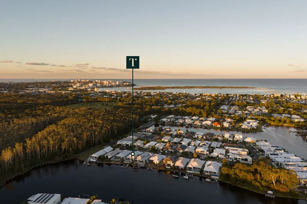 Pelican Waters 5 Bedroom Designer Family Waterfront: Deepwater Access