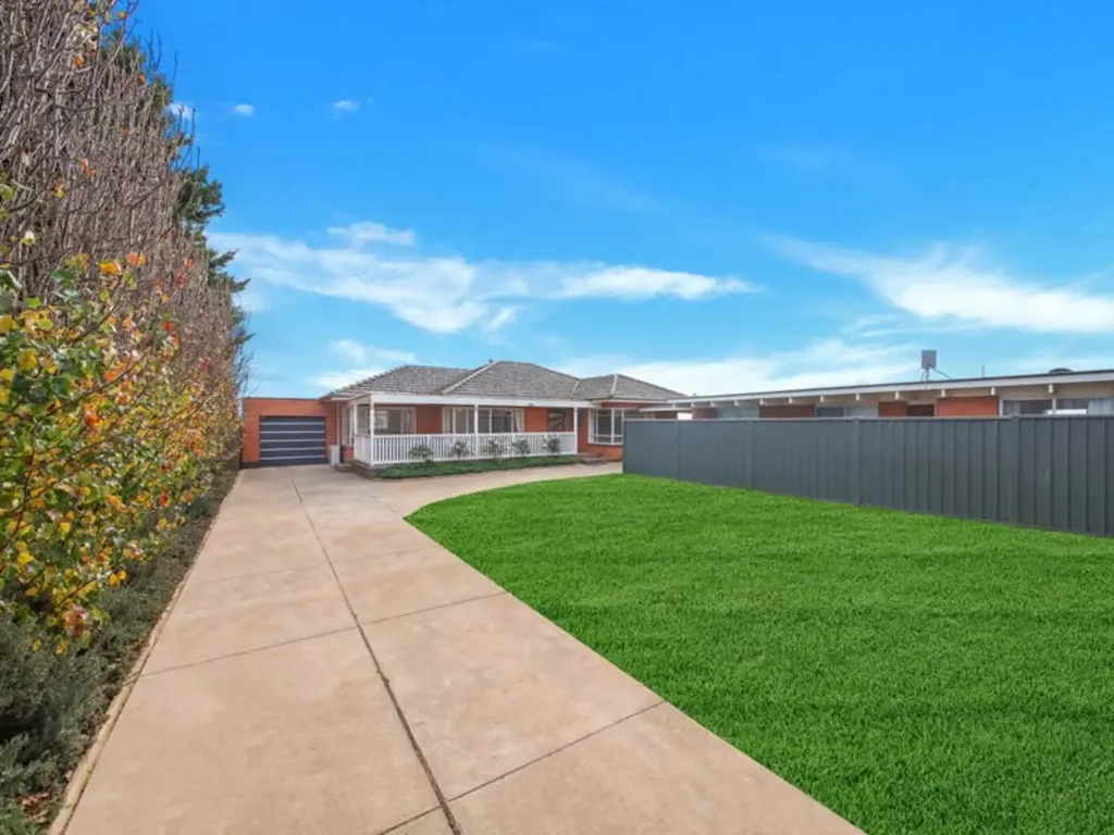 Werribee South 5Moenga An Opportunity Not To Be Missed! - Inspect Now!