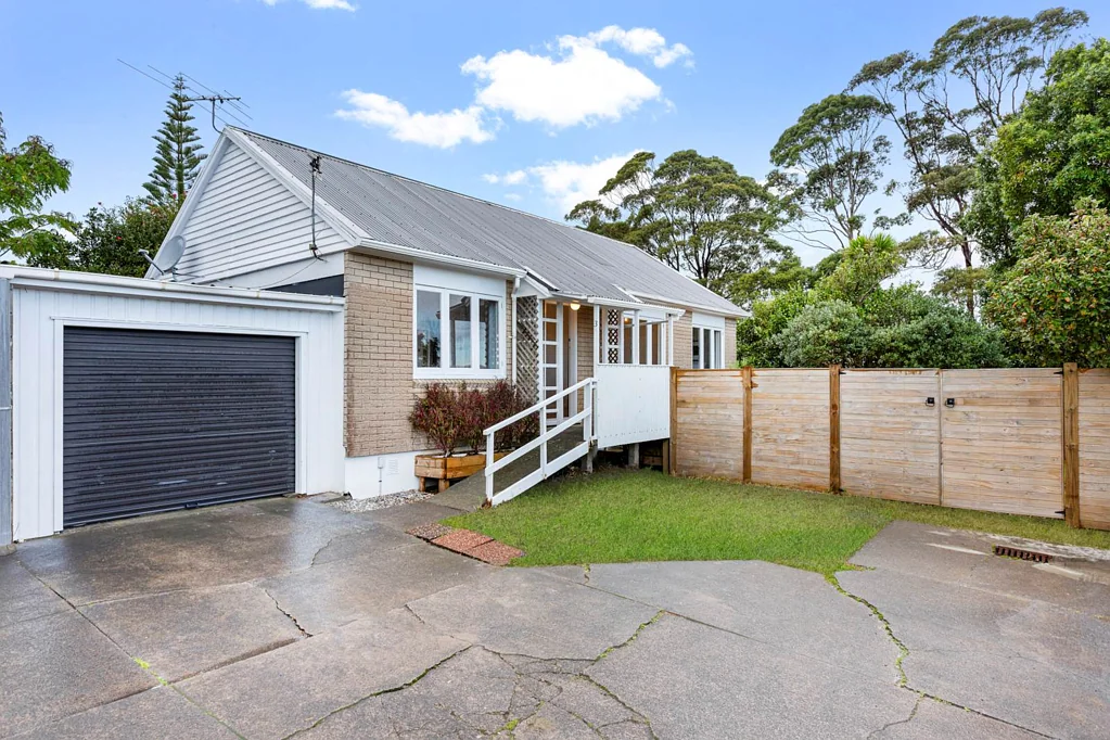 Te Atatu South 3 Bedroom Lovingly Maintained with Comfort and Charm