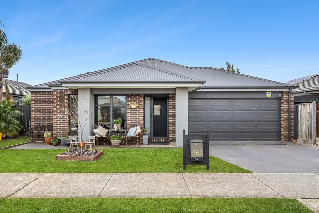 Curlewis 4침실 Spacious Family Living with Bonus Side Driveway Access Potential!