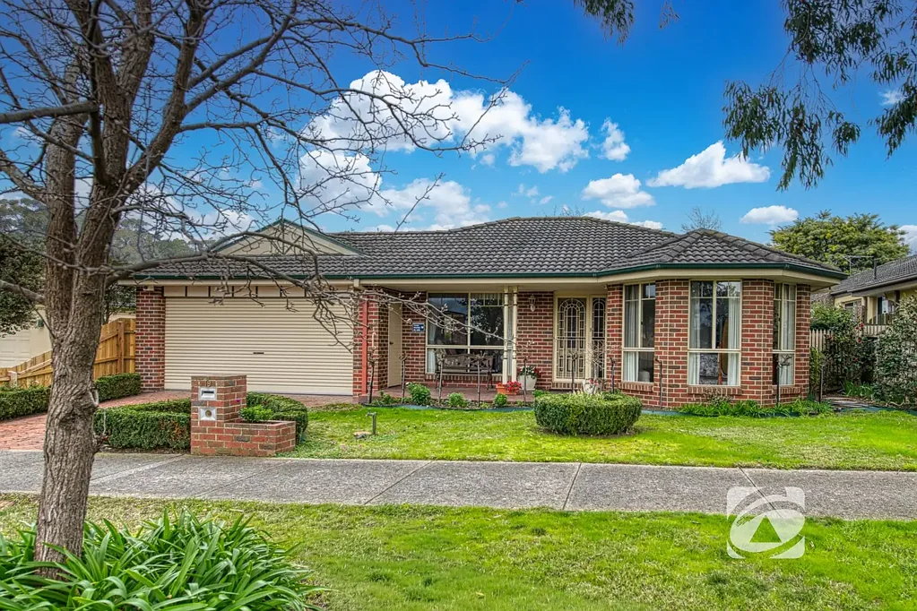 Narre Warren South 4房 Hillsmeade Estate热门地点 三卧加书房 主卧套间 浴室按摩浴缸 三区起居 原始橡木厨房 管道冷暖 双车库 藤架花园 优质学校近便 The best value home in 3805