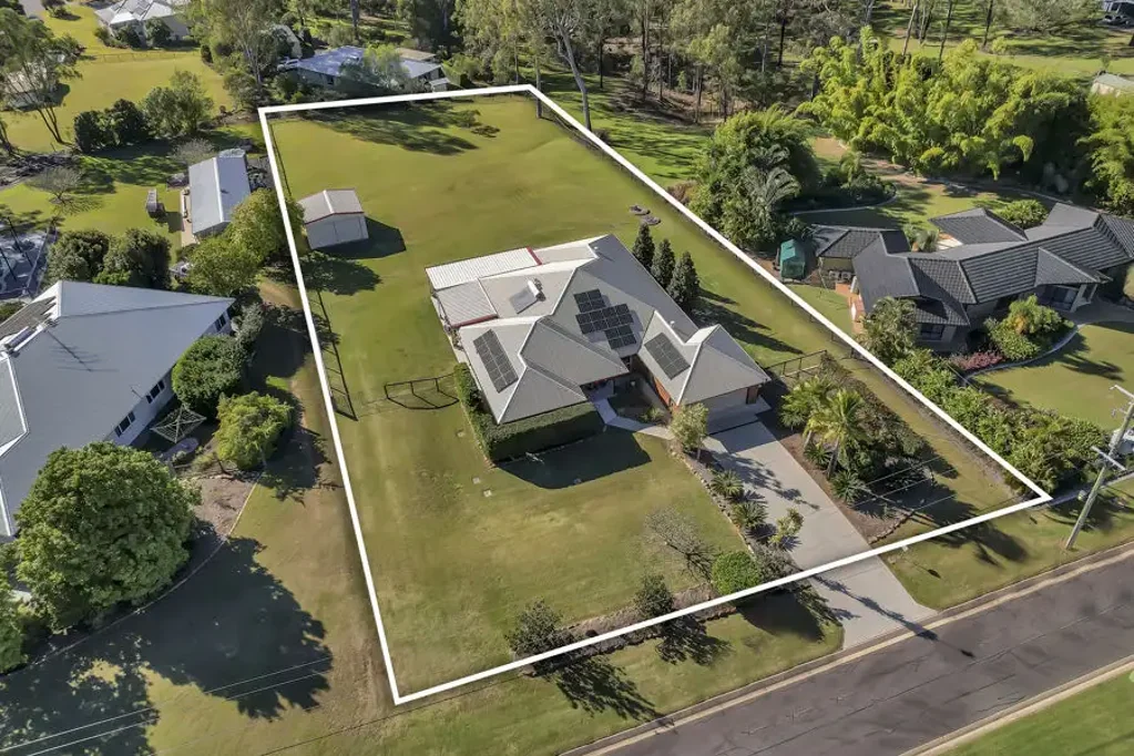 Deebing Heights 5 Bedroom Right where you Oughta be!
