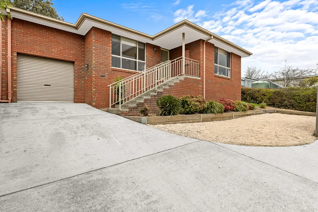 Golden Point 2房  Stylish 2-Bedroom Unit with Panoramic Views and Rare Backyard Space