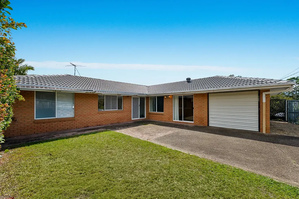 Albany Creek 4房 一个拥有宽敞空间、巨大潜力和美妙 Albany Creek 生活方式的家 A Home With Space, Potential and a Wonderful Albany Creek Lifestyle