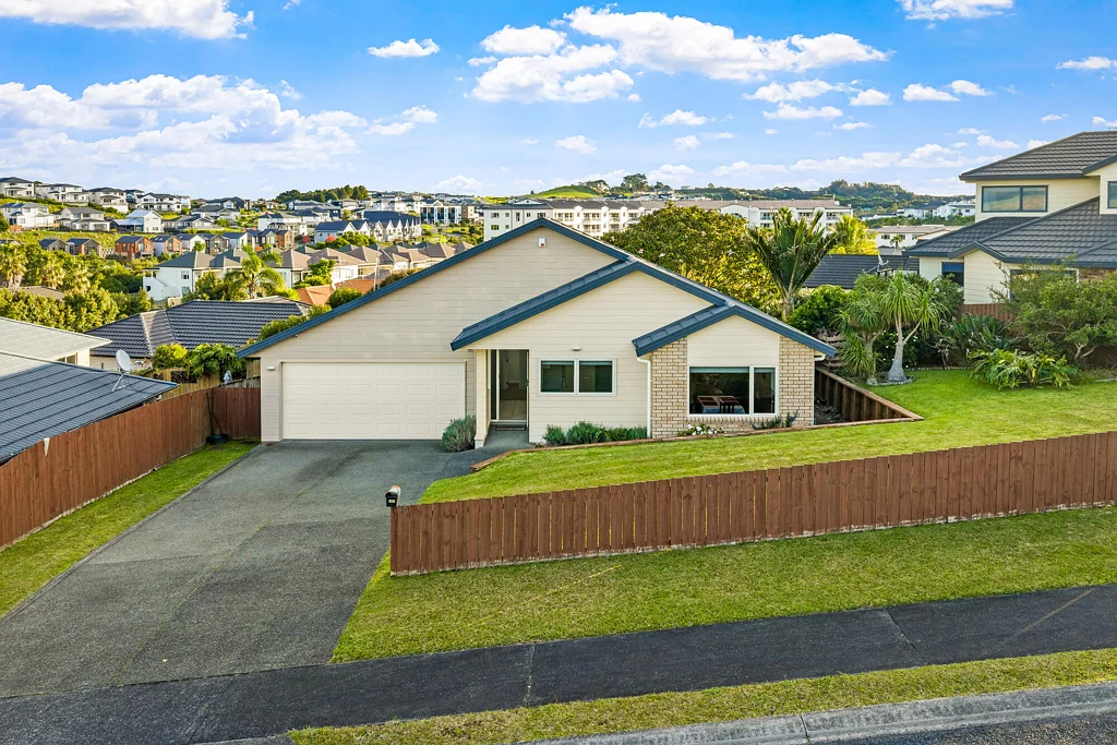 Orewa 4房  Hot Value in Orewa. Priced Well Below CV!