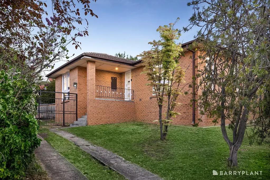 Bundoora 3房 安静便利位置 大型开放式客厅 充足台面橱柜空间 现代欧式洗衣房 极佳535sqm地块 靠近Darebin Creek Trail A fantastic start or smart investment in a sought-after Bundoora locale.
