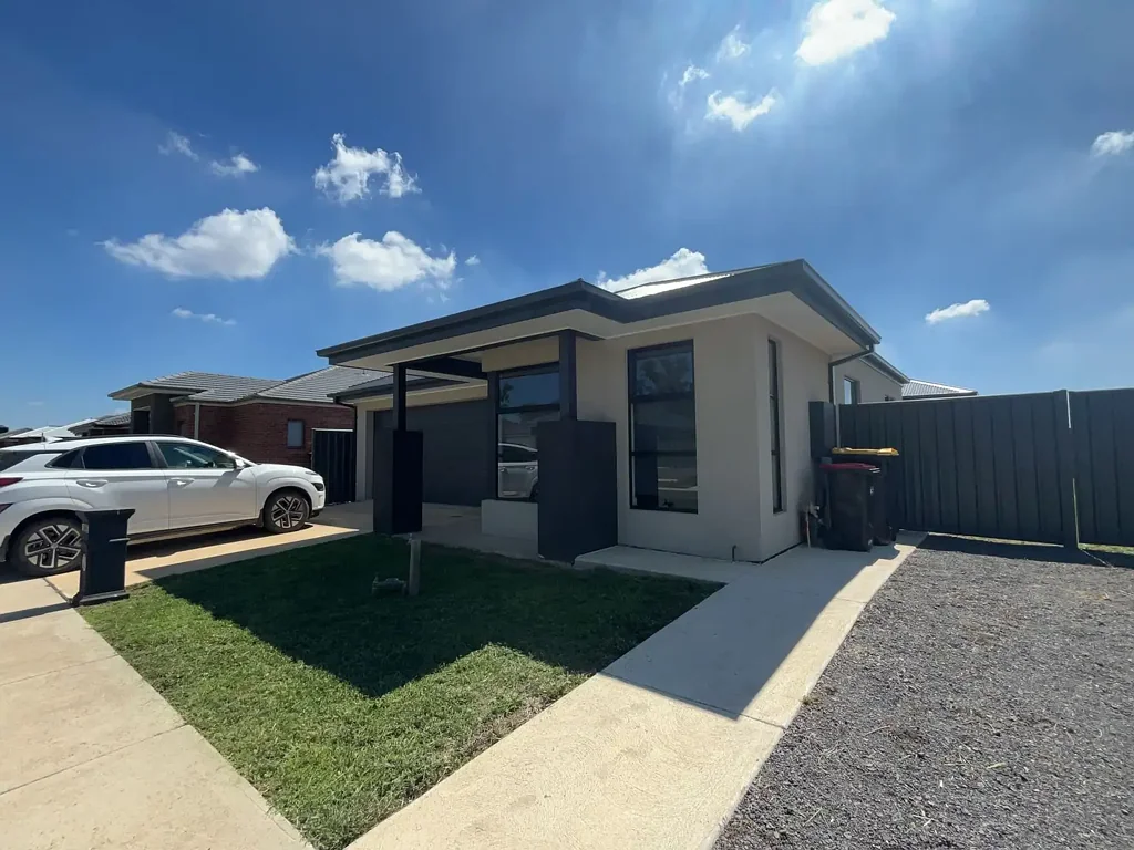 FOUR BEDROOM HOME - FULLY FURNISHED !