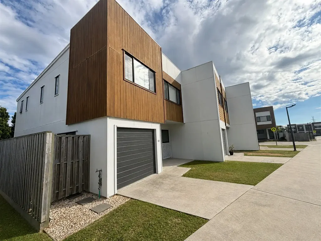 Raceview 4غرفة نوم Modern 4 Bedroom Townhouse | Future Home or Smart Investment | Move In from January 2027