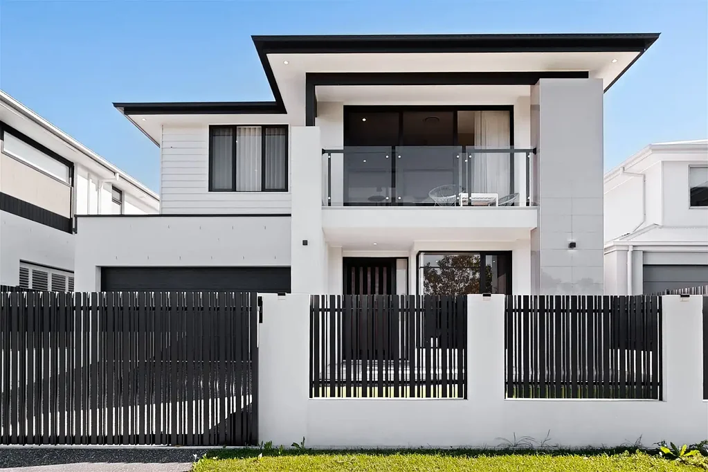 Helensvale 5غرفة نوم First Time on Market: Impressive 440m Metricon Family Home Opposite Parkland