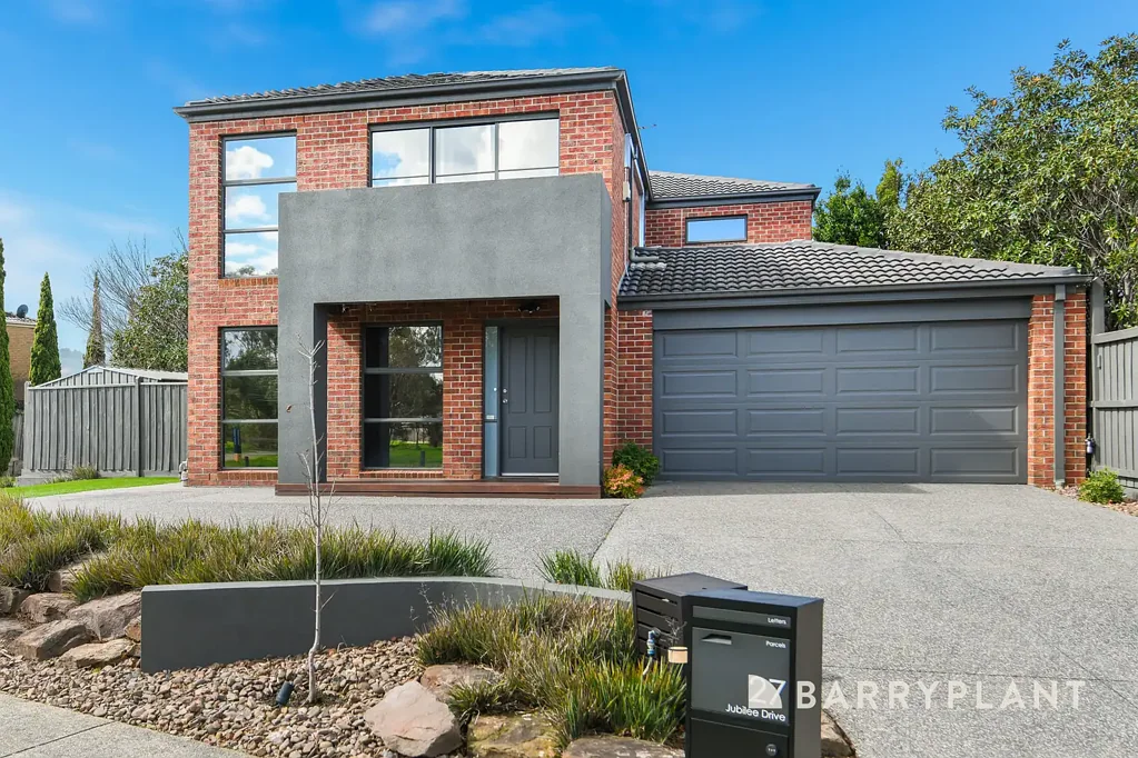 Rowville 4房 Rowville珍稀街角地块 俯瞰公园美景 现代石材厨房 主卧专属阳台 无遮挡公园景观 The ultimate entertainer's escape in a coveted green enclave