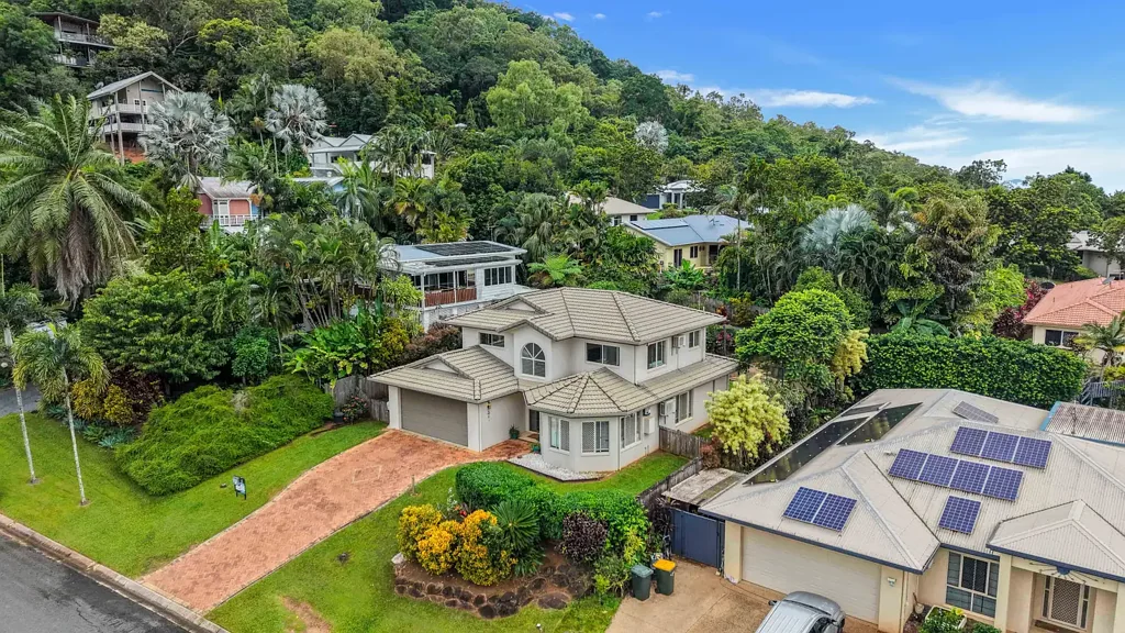 Trinity Beach 4房  Grand Two-Level Home | Offering Exceptional Value in Sought-After Street