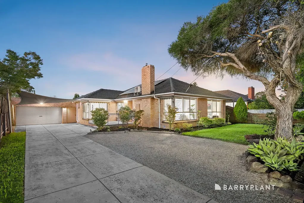 Wantirna South 4房 宽敞768平私享  精美设计  现代厨电  主卧套房  私密后院  成熟花园  优质学区  交通便利 Stylish Family Living